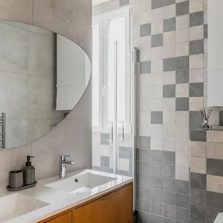 Elegant Parisian Near Eiffel Tower דירה פריז